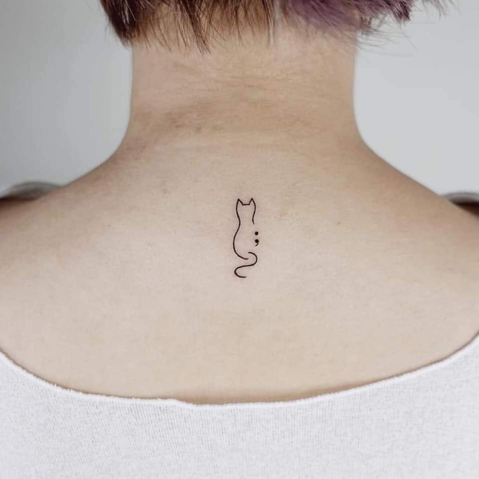 65 kleine ästhetische Tattoos kleine Katze am Halsansatz mit Semikolon