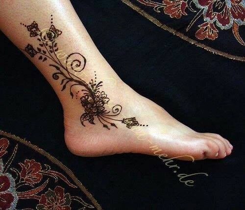 67 Tatuagens no pé Ramos do tornozelo e ornamentos em espiral pretos na lateral do pé