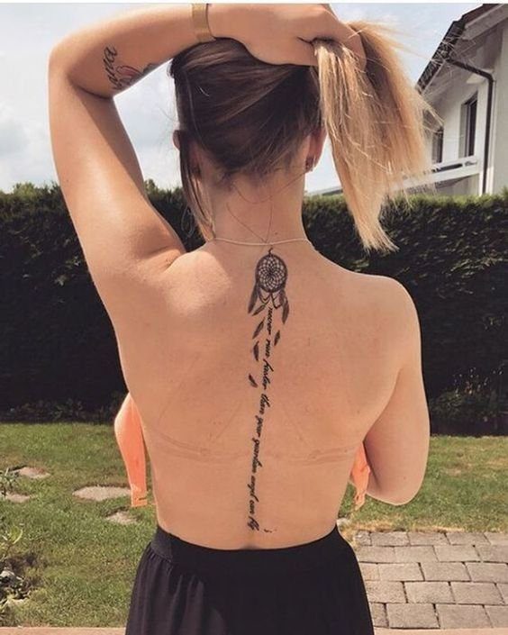 72 Mujer columna tatuajes en la espalda atrapasuenos frase y plumas
