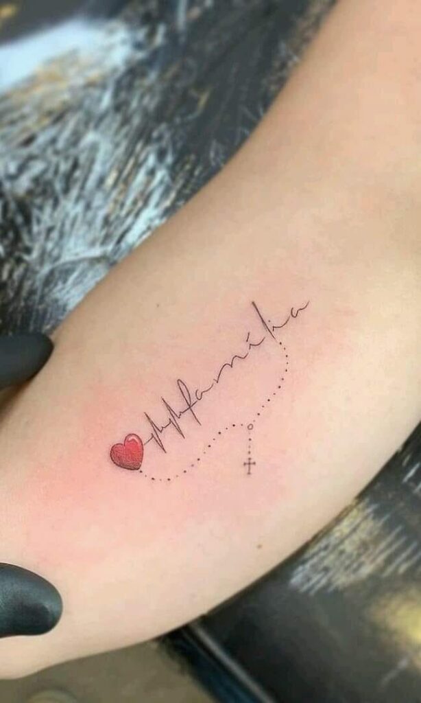 73 tatouages électros avec coeur rouge ligne fine petit chapelet délicat
