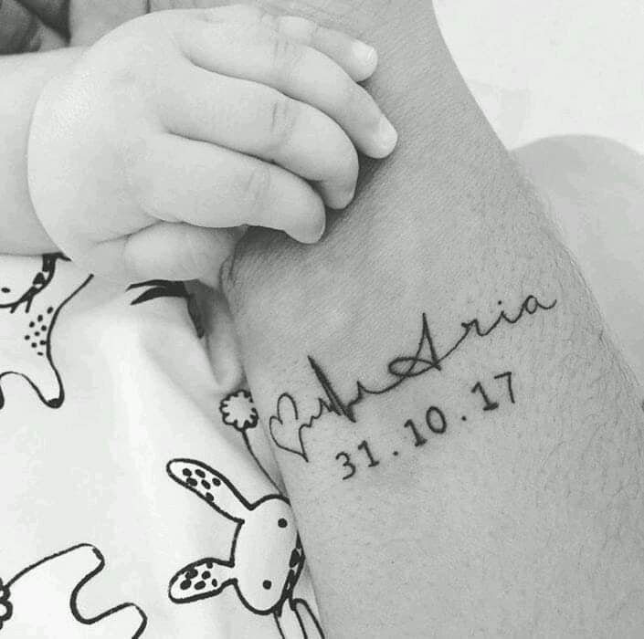77 tatuaggi Electros sul polso con il nome del bambino Aria e la data di nascita