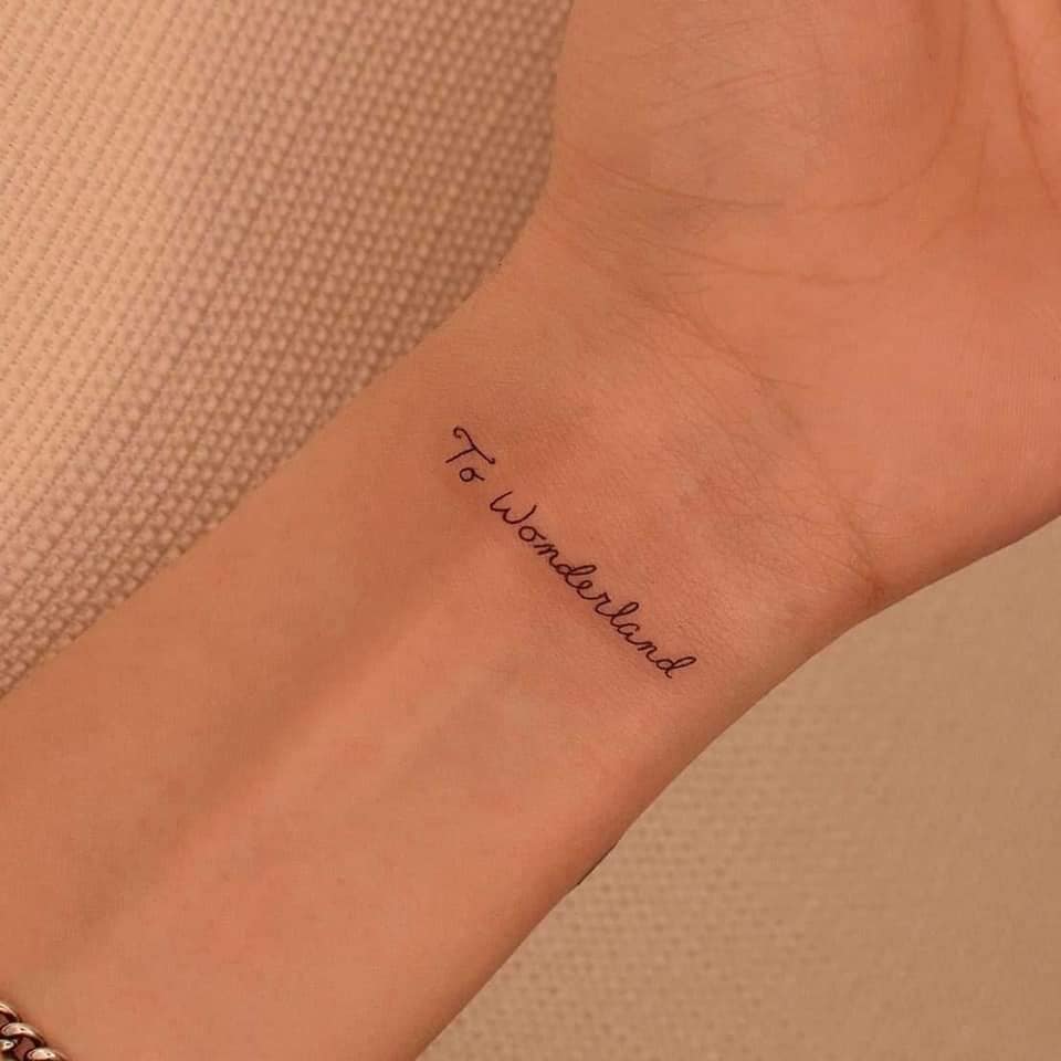 8 kleine minimalistische Tattoos Phrase To Wonderland am Handgelenk in die wunderbare Welt