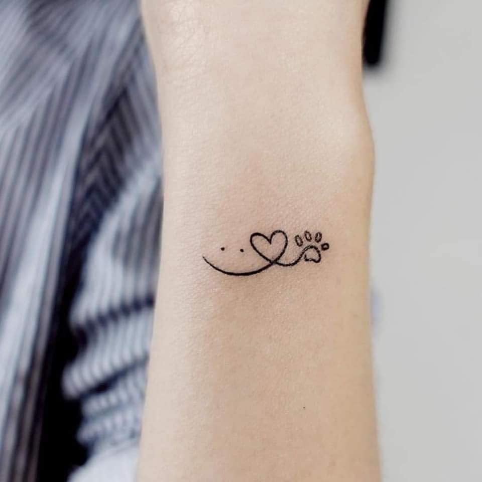 84 Piccoli tatuaggi estetici cuore con sorriso e zampa di cane sull'avambraccio