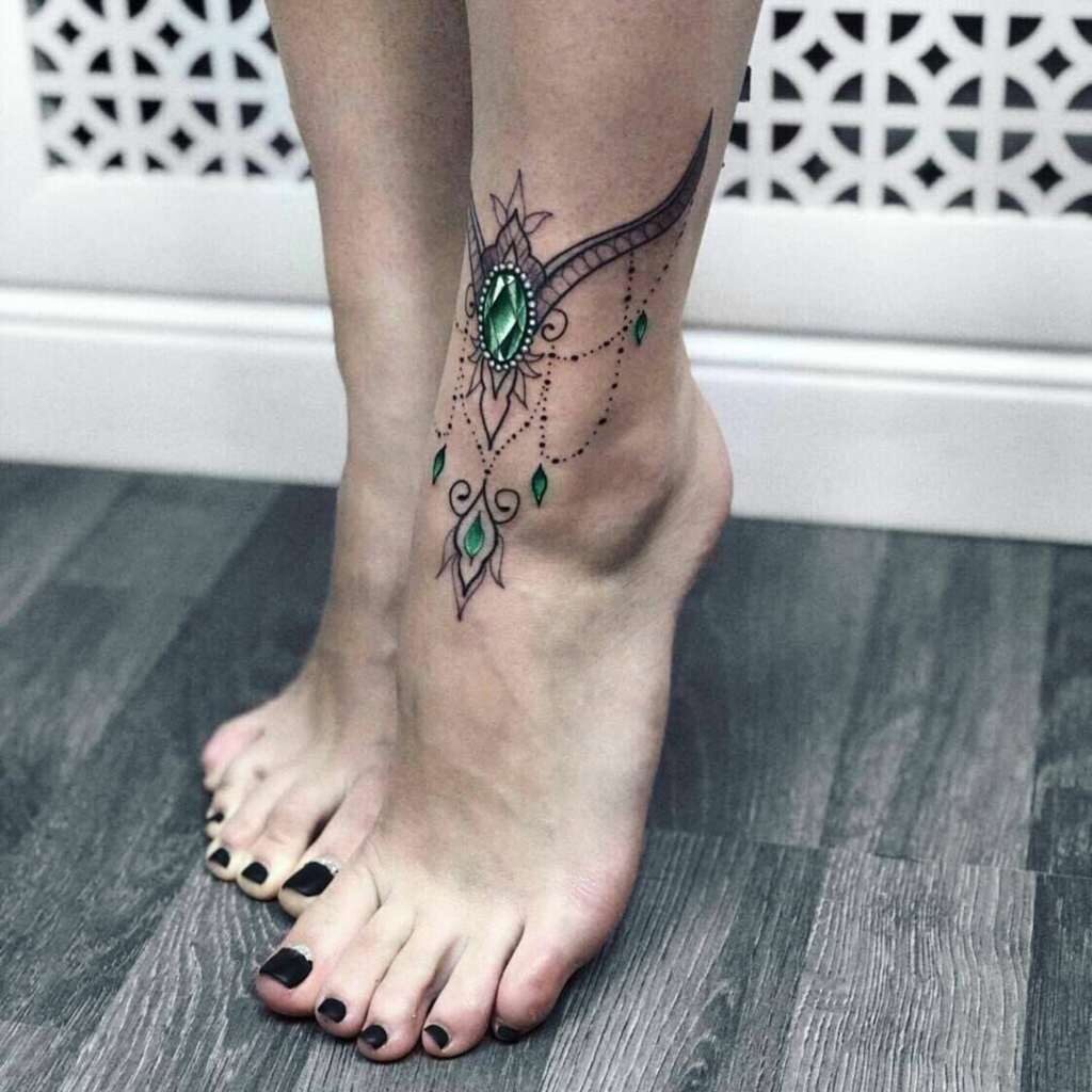 84 tatuagens no pé tornozelo tornozeleira com pedras verde esmeralda e correntes pretas