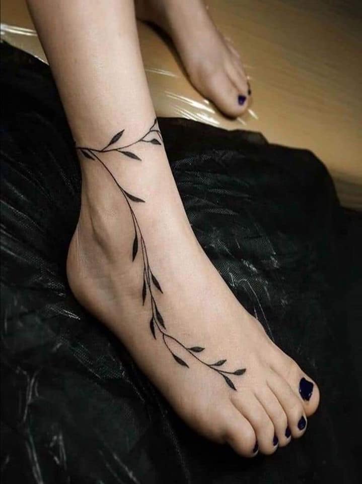 871 Tatuajes en el Tobillo enredadera negra con hojas sobre el pie fino