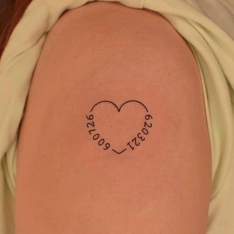 9 kleine minimalistische Tattoos Herz mit Zahlen 620321 600726