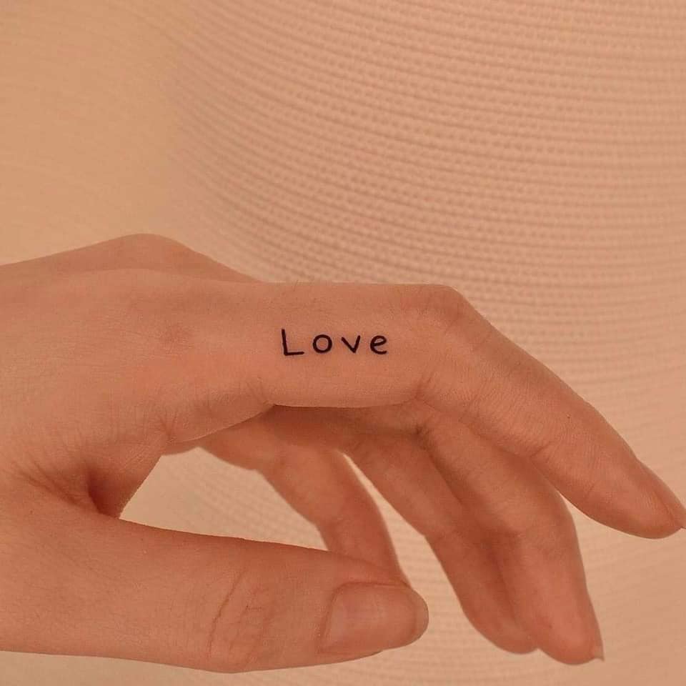 9 kleine minimalistische Tattoos mit dem Wort „Love Love“ auf der Seite des Zeigefingers