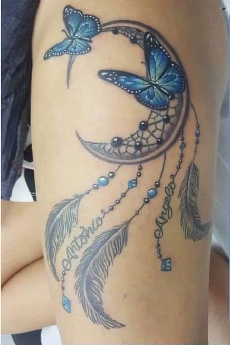 90 tatuagens Dream Catcher com lua, borboletas azuis, penas pretas, nome Antonio e Angelo na coxa