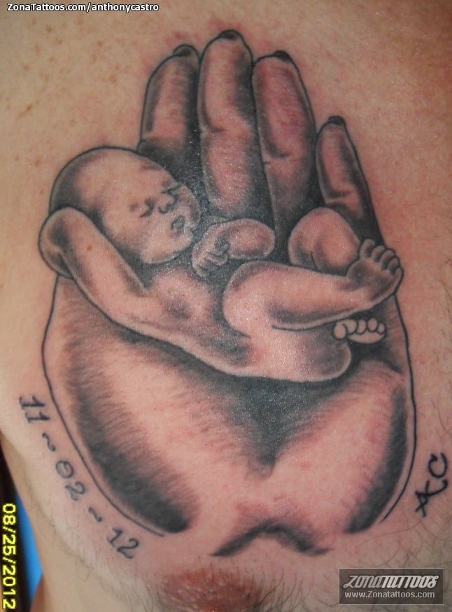 Em homenagem aos nossos filhos Mão segurando um bebê pequeno e data de nascimento e iniciais