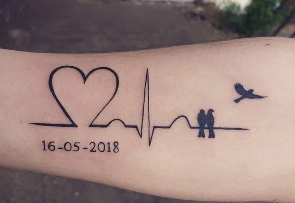 Cardio Tattoos Fine Defined Black Line Heart Date de naissance Paire d'oiseaux et un prenant son envol sur l'avant-bras