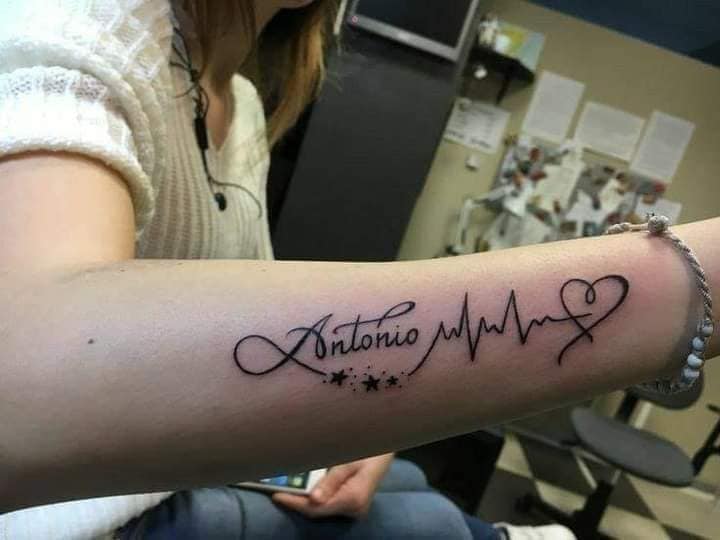 Tatuajes de Cardio Nombre Antonio Corazon Estrellas en antebrazo