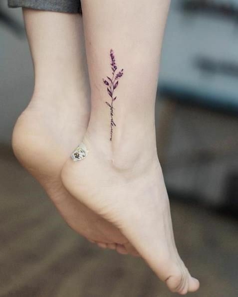 Tatuajes en el Tobillo Ramita de lavanda violeta con nombre en el tallo