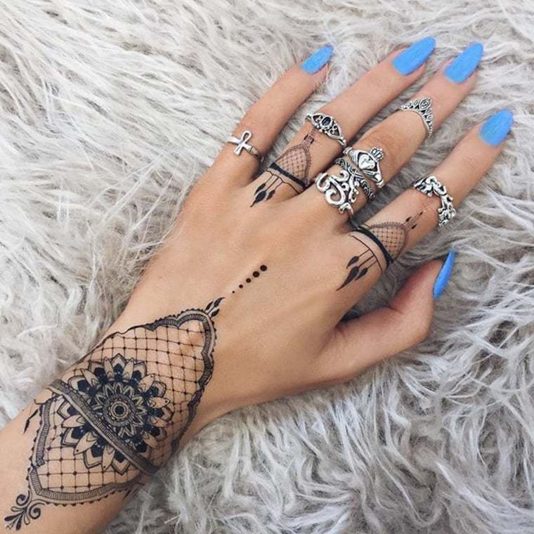 1 TOP 1 Tattoos am Handgelenk als schwarzes Mandala-Armband oder Armband mit Netzzeichnungen und Ornamenten