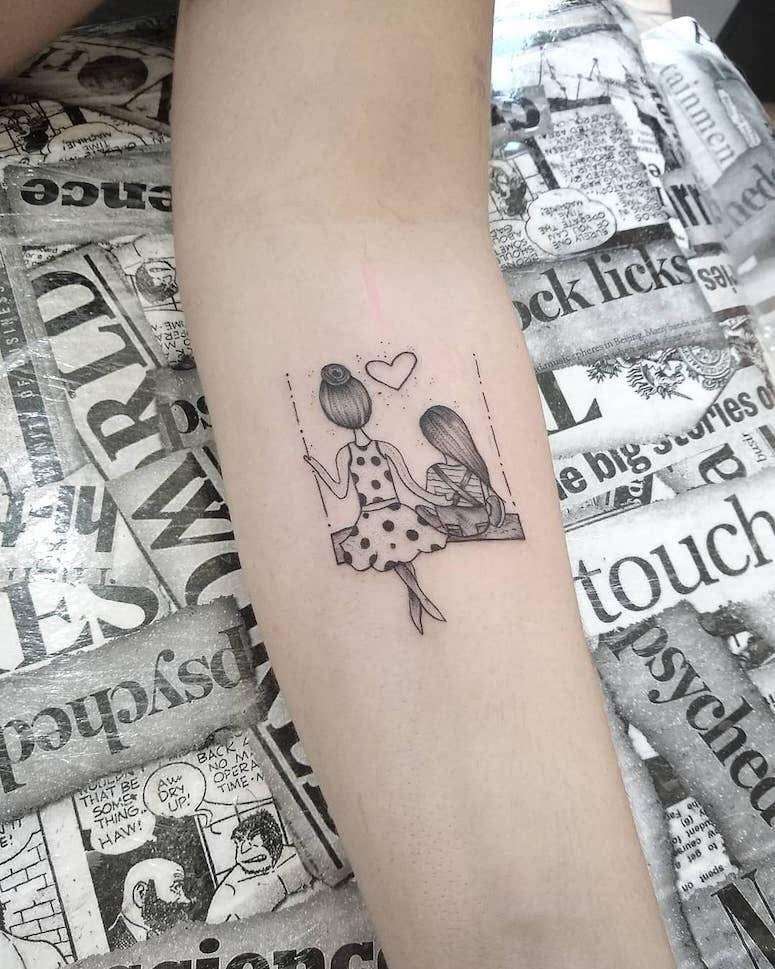 10 Tattoos von Müttern und Töchtern auf dem Unterarm in schwarzer Bleistiftschrift mit einem Herzen in einer Hängematte