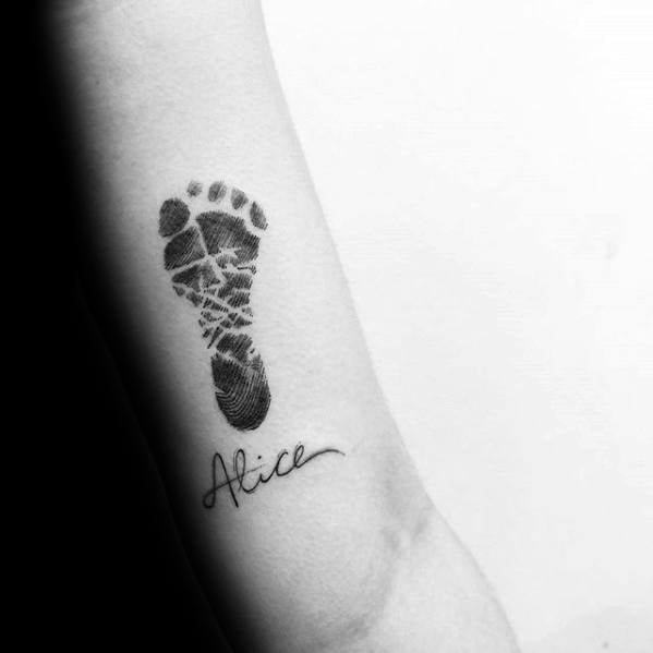 10 Tattoos of Baby Feet with the name Alice