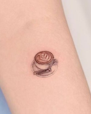 10 Tatuajes para Amantes del Cafe pequeña taza con espuma formando figura 10 Tatuajes para Amantes del Cafe pequeña taza con espuma formando figura