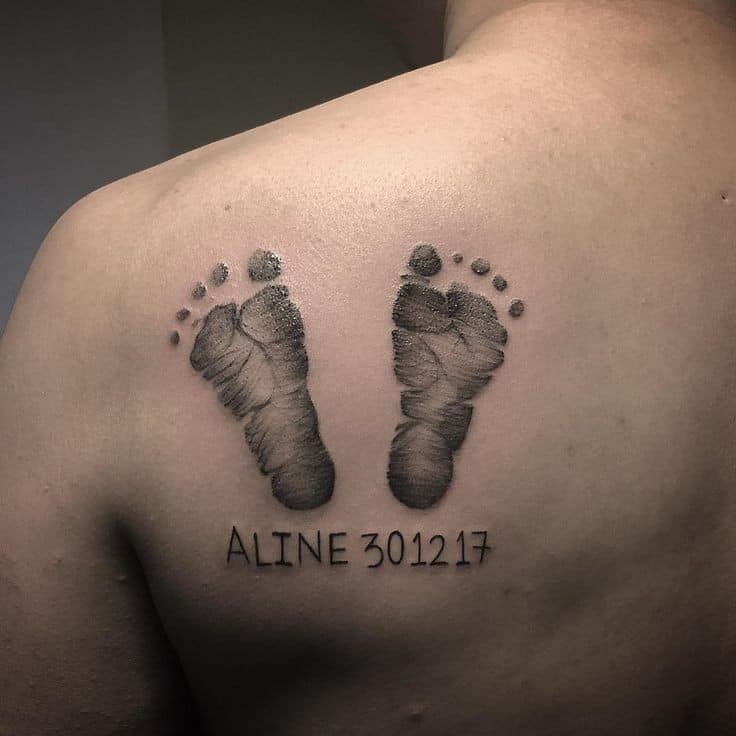 102 tatouages de petits pieds sur l'omoplate avec le nom et la date d'ALINE