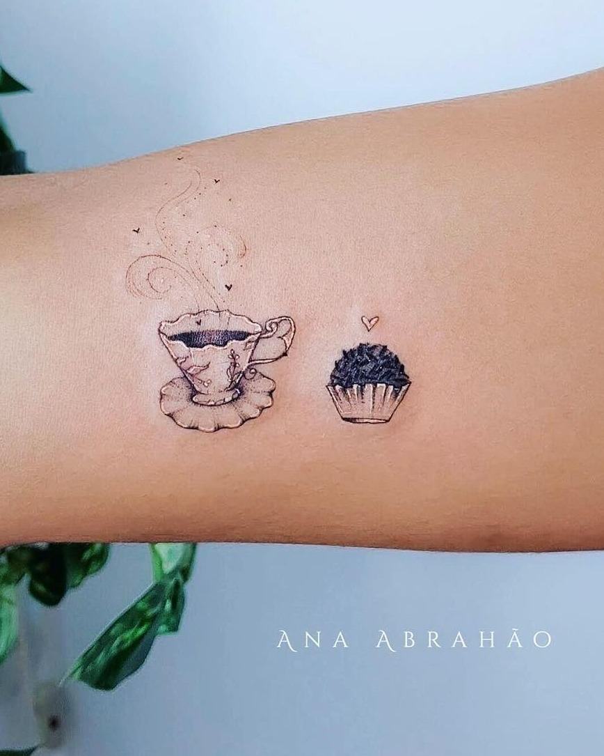 11 Tatuajes para Amantes del Cafe taza y dulce en antebrazo 11 Tatuajes para Amantes del Cafe taza y dulce en antebrazo