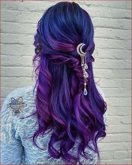 118 Tintura de cabelo em tom violeta e azul com bobes de rabo de cavalo e faixa de lua e pingentes