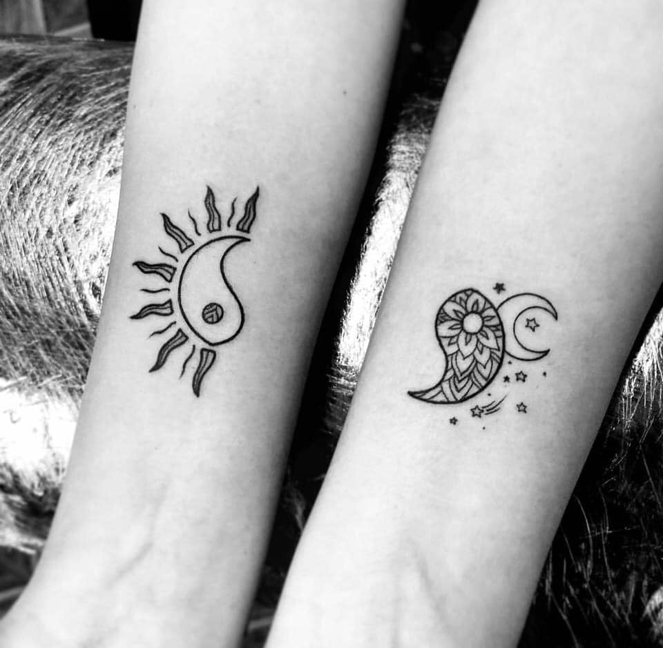 119 Paar-Match-Tattoos Yin Yang am Handgelenk Yin mit Sonnen-Yang mit Mond und Sternen