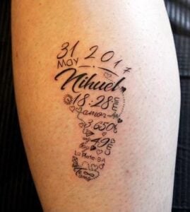 12 tatouages de pieds de bébé avec le nom Nihuel avec des dates de poids
