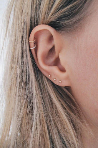 120 Piercings im Ohr Einfache Ringe und drei goldene Perforatoren
