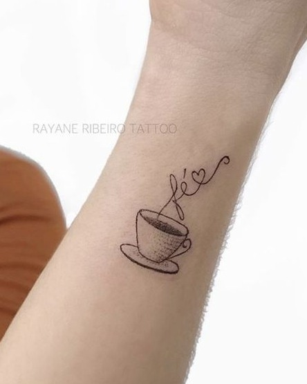 13 Tatuajes para Amantes del Cafe el vapor del cafe formando la palabra fe 13 Tatuajes para Amantes del Cafe el vapor del cafe formando la palabra fe