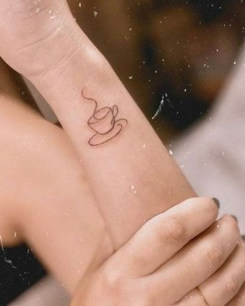 13 Tatuajes para Amantes del Cafe pequeña linea en el costado de la muñeca 13 Tatuajes para Amantes del Cafe pequeña linea en el costado de la muñeca