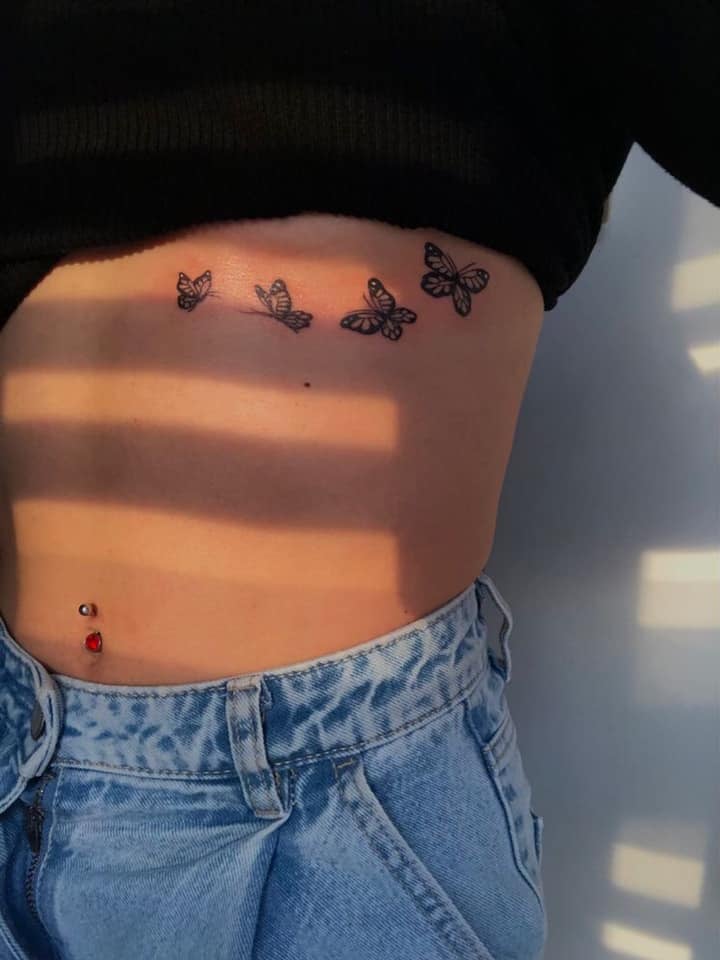 130 delicati tatuaggi a farfalla nera quattro sotto il petto