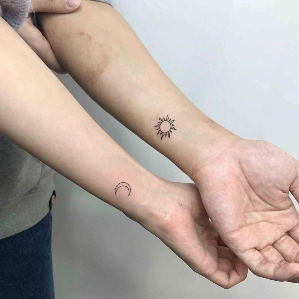 134 gepaarte Match-Tattoos. Umriss von Mond und Sonne am Handgelenk