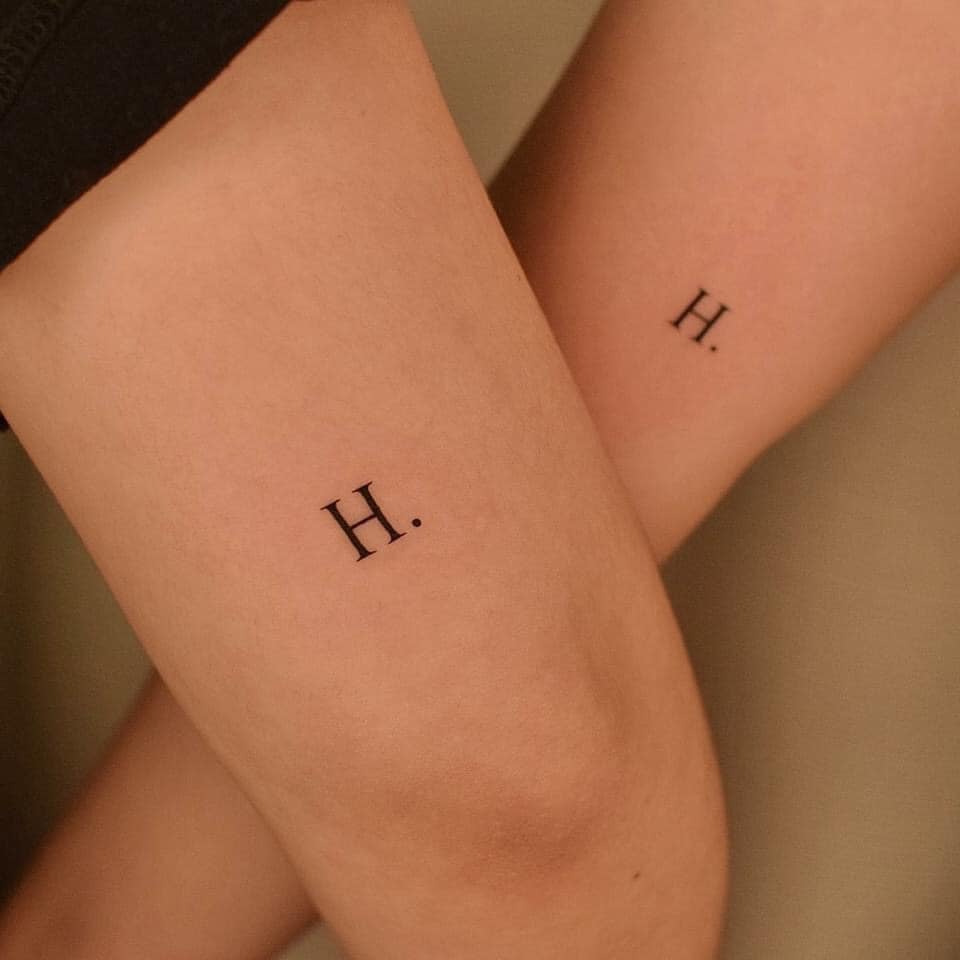 144 Tatuajes de Match Emparejados Letra H en imprenta mayuscula en pierna