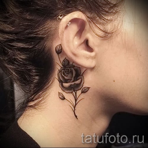 15 Tattoos mit schwarzen Rosen unter dem Ohr mit Blättern