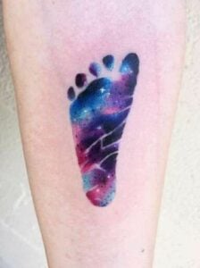 16 Tattoos von Babyfüßen mit einem Hintergrund aus Weltraum und Sternen
