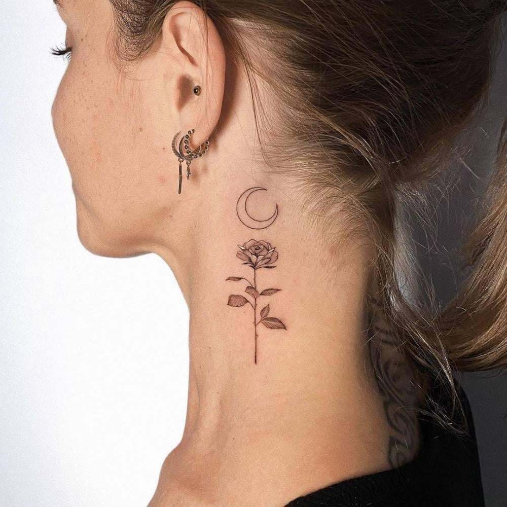 17 Tatuagens de Rosas Negras com Linda e Delicada Lua na lateral do pescoço