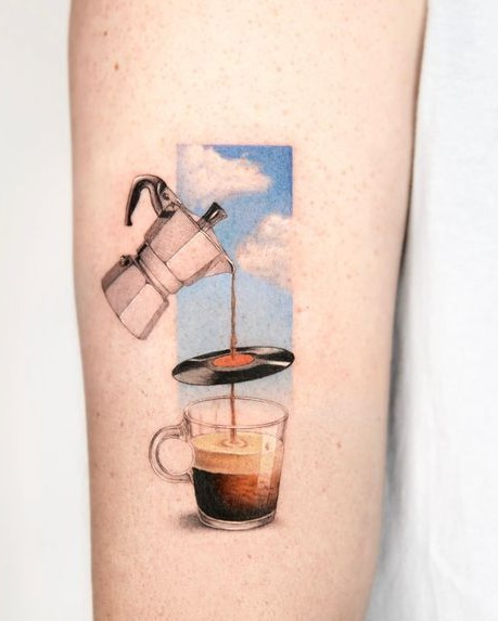 17 Tatuajes para Amantes del Cafe con cafetera disco de vinilo cielo detras 17 Tatuajes para Amantes del Cafe con cafetera disco de vinilo cielo detras