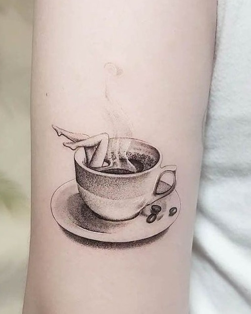 17 Tatuajes para Amantes del Cafe mujer sumergida en la taza de cafe para antebrazo 17 Tatuajes para Amantes del Cafe mujer sumergida en la taza de cafe para antebrazo