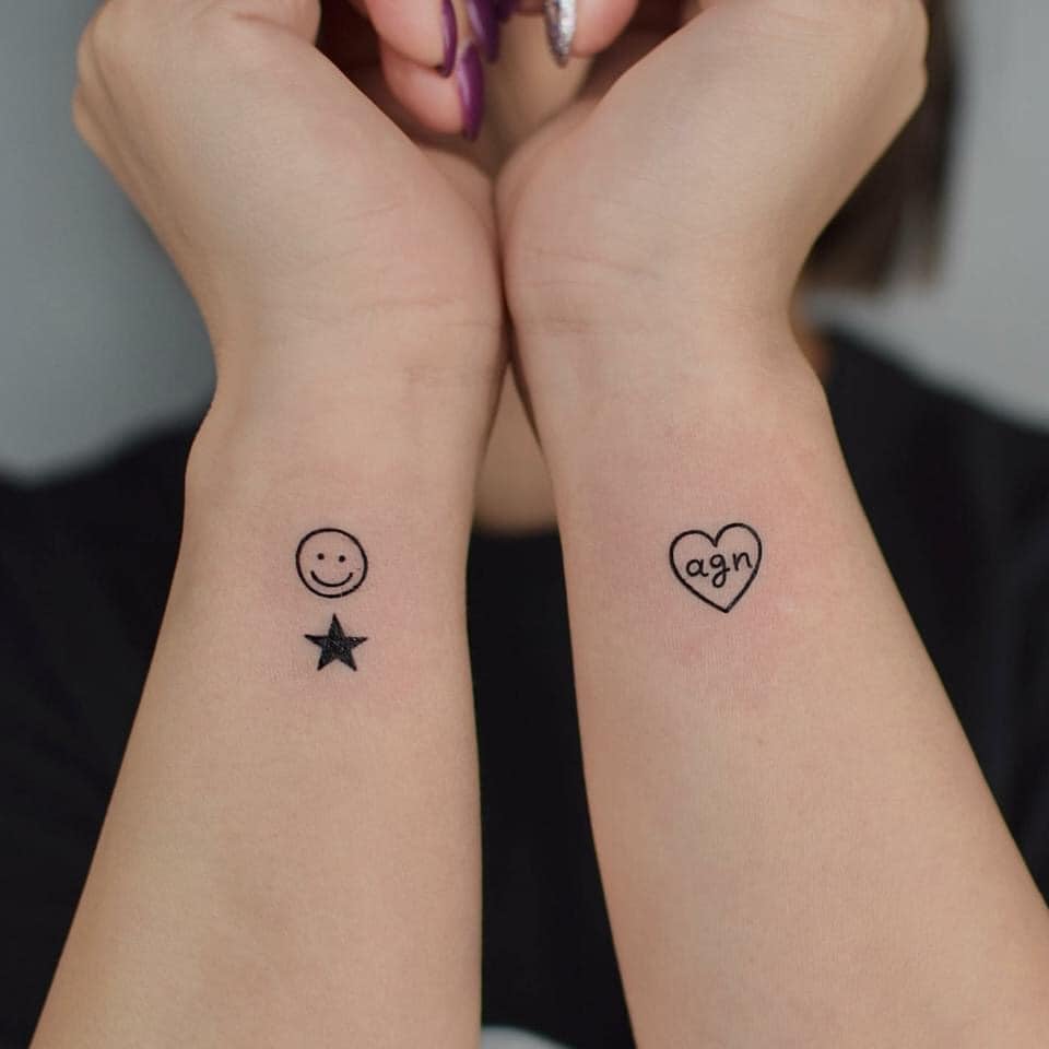 173 Tatuajes de Match Emparejados Carita Feliz y estrella y corazon con letras agn en muneca