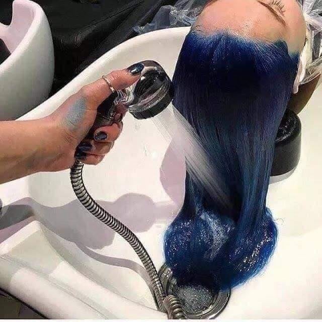 18 Nach dem Färben der Haare in intensivem Blau waschen