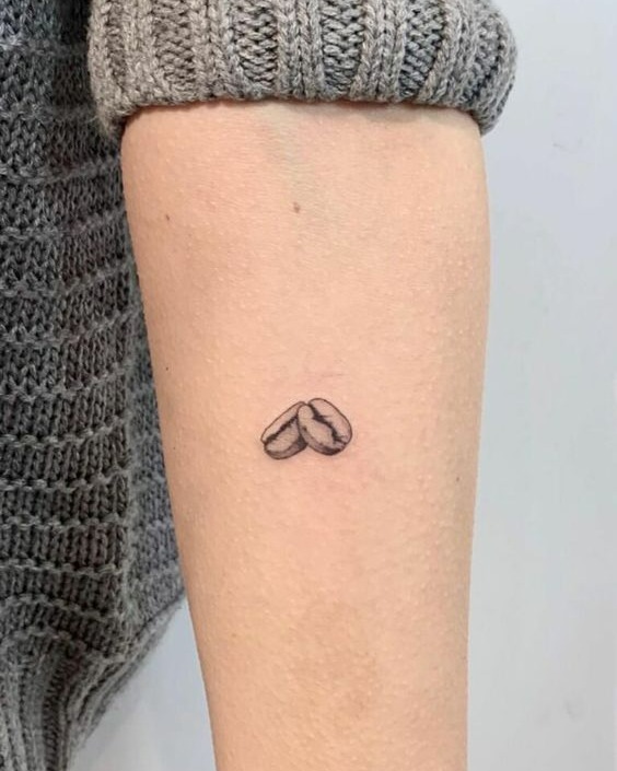 18 Tatuajes para Amantes del Cafe dos pequeños granos de cafe 18 Tatuajes para Amantes del Cafe dos pequeños granos de cafe