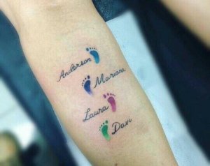 2 TOP 2 tatouages de pieds de bébé de différentes couleurs quatre enfants sur l'avant-bras Anderson Mariana Laura Davi