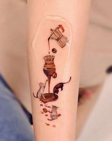 20 Tatuajes para Amantes del Cafe en antebrazo con cafetera gatitos en tonos ocres 20 Tatuajes para Amantes del Cafe en antebrazo con cafetera gatitos en tonos ocres