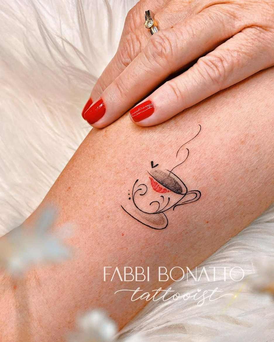 20 Tatuajes para Amantes del Cafe en muñeca delicado con linea fina corazon y labial en rojo 20 Tatuajes para Amantes del Cafe en muñeca delicado con linea fina corazon y labial en rojo