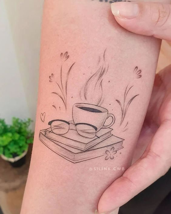 25 Tatuajes para Amantes del Cafe y amante de los libros gafas en lina fina y delicada antebrazo 25 Tatuajes para Amantes del Cafe y amante de los libros gafas en lina fina y delicada antebrazo