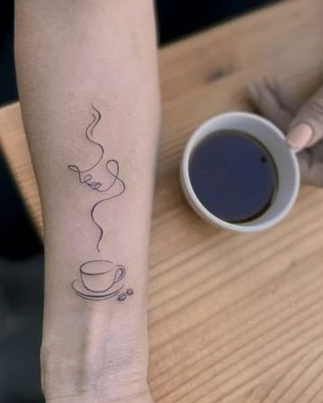 29 Tatuajes para Amantes del Cafe taza con humo en forma de rostro con linea fina en muñeca antebrazo