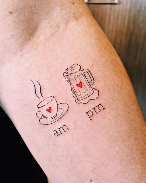 295 Tatuajes para Amantes del Cafe en antebrazo con cerveza y corazon rojo pequeño