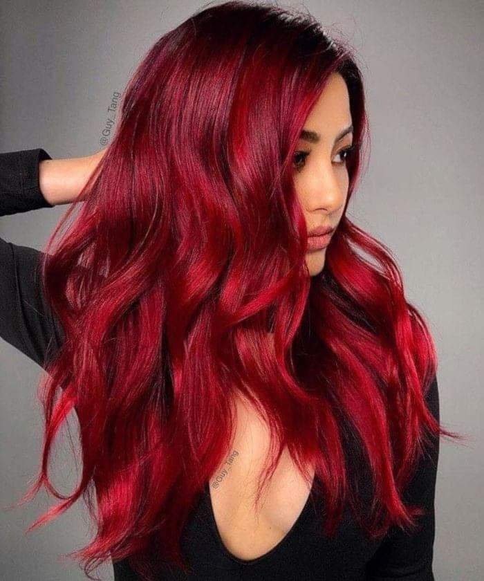34 cheveux avec des reflets rouges