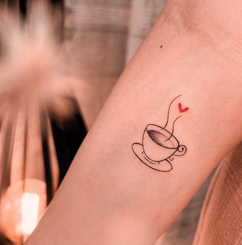 35 Tatuajes para Amantes del Cafe pequeño hermoso aesthetics con corazon rojo y taza bien definida en antebrazo