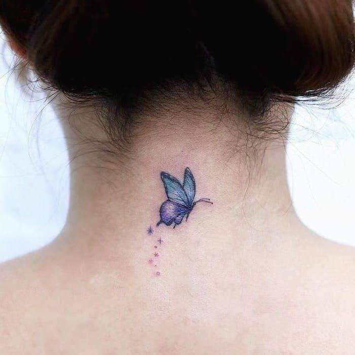 4 TOP 4 Tatuajes de Mariposas Pequenas y Delicadas en el cuello nuca una azul con estela de estrellitas de costado
