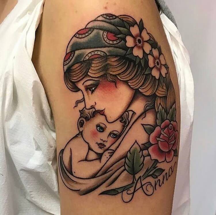 46 tatuagens de mães para crianças realistas de rosto com nome Anna flores no braço