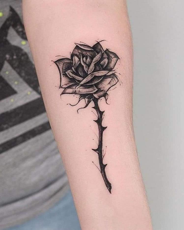 5 TOP 5 Schwarze Rose Tattoo auf dem Unterarm 2